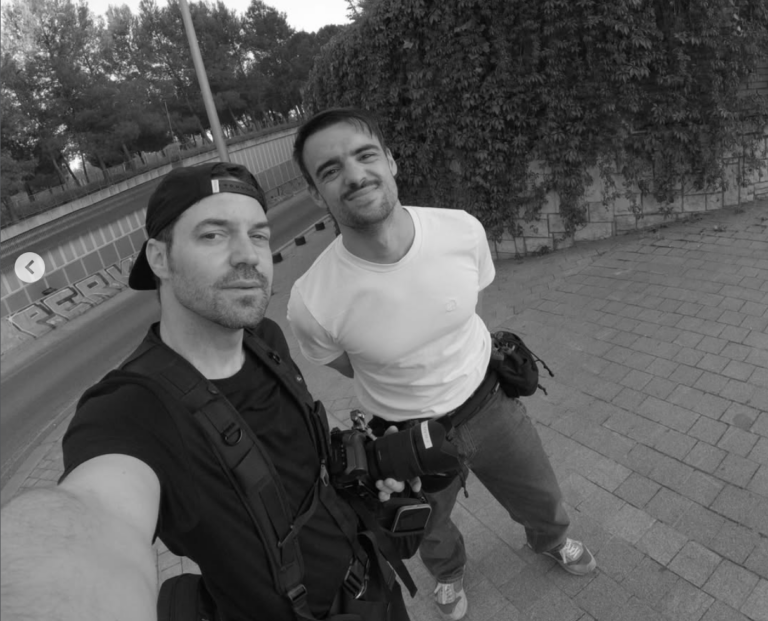 Creador de contenido grabando un reel vertical en un set de producción — sistema SPRINT CONTENT de Víctor Marfil